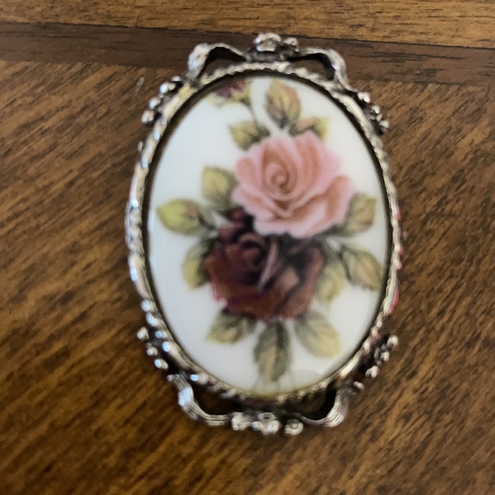 Vintage Cameo Brooch.